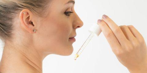 是否经常感到脸上油光闪闪,无论何时总是无法保持清爽?特别是在炎热高湿度的天气里,脸上的油脂分泌会变得更为旺盛。到底该怎么做才能让肌肤时刻保持清爽呢?本篇文章将教你几个实用的小妙招,帮助你有效控油,拥有更健康的肤质。