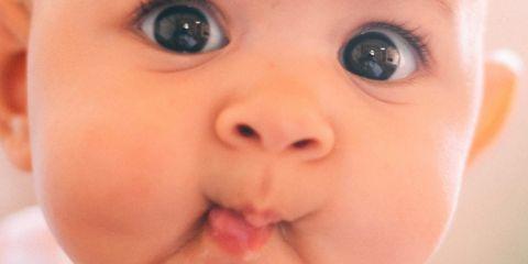 出国玩、季节交替,一个不注意脸就红通通、痒痒不受控?敏感肌的你,是不是也常为了肌肤说变就变而苦恼?今天就让本篇文章带你快速搞懂自己的敏感肤质,再加码分享换季小撇步,帮助你肌肤稳定。