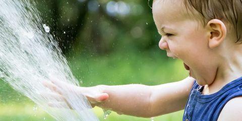 尝试了无数瓶瓶罐罐,却总觉得干燥问题还是挥之不去?别灰心~今天本篇文章帮你整理了保湿成分TOP6救星,现在就先来认识一下玻尿酸和神经醯胺的补水力量吧。
