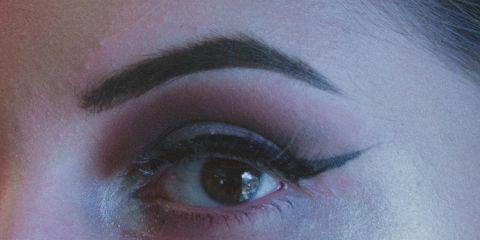 标准眉虽然安全,但若能搭配自己的脸型调整眉型线条,整体气质马上提升不只一阶!今天就让本篇文章来教你如何根据不同的脸型找出最适合的眉型吧。