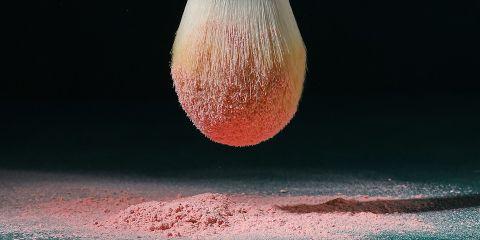 每次画完腮红都觉得自己好像贴了两个红苹果?想让腮红不在突兀,自然又减龄吗?今天就让本篇文章来教你如何打对腮红,轻松打造氛围感妆容。