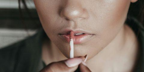 唇膏、唇釉、唇蜜看起来差不多,其实上唇的妆效和质感大不相同。想画出适合不同场合的唇妆吗?今天就让本篇文章来带你认识不同唇彩,帮助你找出最能衬托气质的唇色。