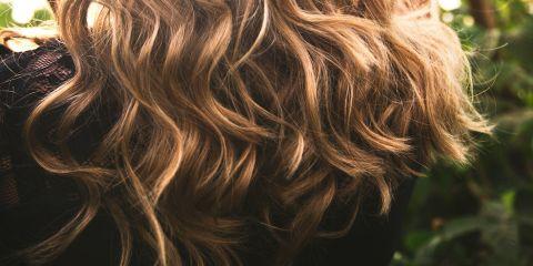 自然卷的你,是不是想摆脱自然卷带来的蓬乱与干涩困扰呢?今天就让本篇文章教你如何拯救这头毛发,让你从「毛躁困扰」转变成「卷发女神」。