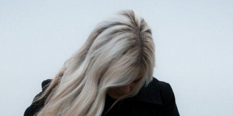 担心自己的头皮是否油脂超标了吗?头皮油腻让你的发型总是无法保持干爽吗?想要头皮清爽、发型更持久吗?现在就跟着本篇文章一起自我检测一下头皮状况,并改善一下头皮吧。