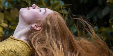 长发飘逸的你,是否发现每次吹干头发后,地板上总是掉落不少发丝?洗头后,排水孔中也是一堆掉发,让你担心了起来?其实,掉发是很常见的现象,今天就跟着本篇文章一起了解掉发原因,帮助你掌握头皮健康状况。