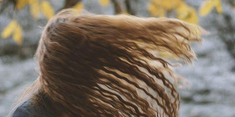 从地板上捡起的发丝总觉得越来越多,你是不是他开始担心自己掉发太严重?到底是正常掉发,还是真的掉太多呢?今天就跟着本篇文章自我检测一下吧。