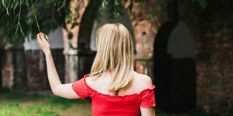 想拥有梦幻发色?那你一定要先搞懂漂发这件事!你是不是也曾经羡慕过明星们那一头粉色、灰紫或奶茶色的梦幻发色?但你知道吗?要染出这些梦幻色,没有经过漂发是做不到的!今天就让本篇文章来带你认识什么是漂发吧。