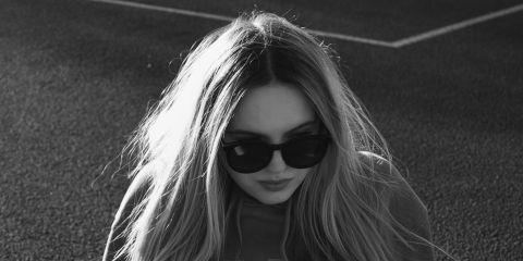 还在为干枯分岔的发尾烦恼吗?吹头发时一拉就断、摸起来像稻草,怎么护都没有用?别担心,这其实是头发在求救!今天就让本篇文章先带你了解头发分岔的原因,帮你找回柔亮秀发。