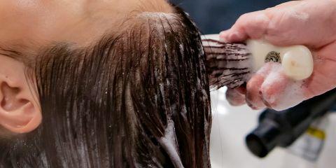 买洗发精时,你是不是也常被「香味」吸引,就直接购买了呢?但你知道吗?香味好闻并不等于适合你,选错洗发精可是会让头皮越洗越敏感、头发越洗越毛躁!今天就让本篇文章来教你如何正确挑选适合你的洗发精吧。