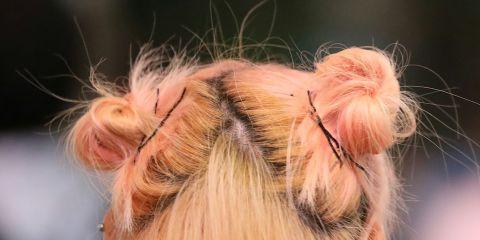 想染头发又怕致癌吗?每次要染头发总是有点担心?其实不是染发有问题,而是某些化学成分的使用方式需要特别注意。今天本篇文章整理了染发致癌的背后原因以及染发注意事项,快一起来看一下吧。