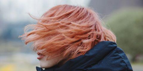 孕期真的不能染发吗?可是布丁头很严重ㄟ!染发真的会影响到宝宝吗?这是许多准妈妈的共同疑问。但其实只要掌握安全染发方式,是可以兼顾美丽与健康的喔。今天就让本篇文章带你一次搞懂降低染发风险的方式,让你变美也可以很安心。