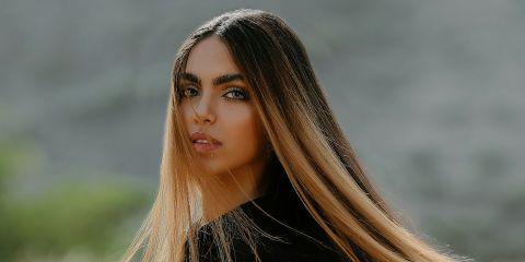 想要染发,但不知道要选哪一种染剂吗?一个快速显色、一个温和养发,哪一个更适合我呢?现在就让本篇文章来带你快速搞懂,让你染发不只是挑颜色。