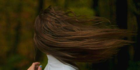 每天出门前一定要抓出完美发型的你,是不是也常用发胶或发腊定型?但你有没有抓完一下子就塌的经验呢?那只是因为你用错造型产品啦~今天就让本篇文章带你快速了解发胶与发腊的差异,让你造型更持久。