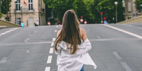 每天一早靠干洗发救头油,却发现愈用越离不开它?其实干洗发只是辅助,长期使用可能会造成头皮压力。今天就让本篇文章教你干洗发的正确使用方式以及如何帮助你稳定发根,不在天天出油。