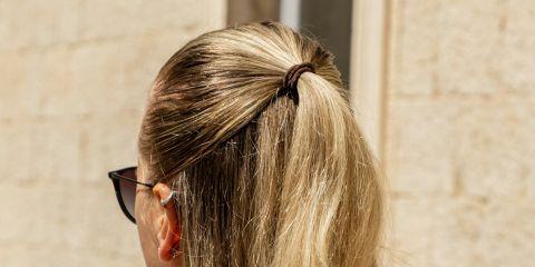 在忙碌又闷热的上班日,你是不是也常常一绑马尾就出门?流着汗的时候,随手把头发绑起来,清爽又俐落。但你知道吗?太紧、太高的发型,其实正在默默拉扯你的发根。长期下来可能会导致发际线后退,甚至出现秃头问题!现在就让本篇文章来告诉你越绑越秃的原因吧。