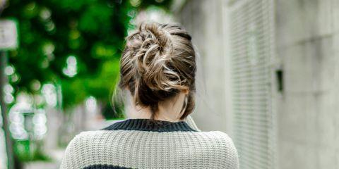 是不是绑头发时,一定要梳的整整齐齐,完全不能接受松垮垮的造型?但是这种「用整齐、越紧绷」的习惯,其实正在偷偷拉扯你的发根,发际线早就默默在抗议了!今天就让本篇文章教你一招快速测试是否绑过紧,以及如何绑得漂亮也不秃头。