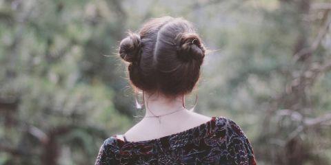 绑头发,不一定要牺牲发际线!每天绑头发,妳是不是发现发缝越来越明显,发际线也逐渐后退了呢?别让美美的造型,成为伤害头皮的元凶!今天这篇文章就来教妳几个简单的绑发小技巧,让妳轻松绑出不伤发根的完美造型。