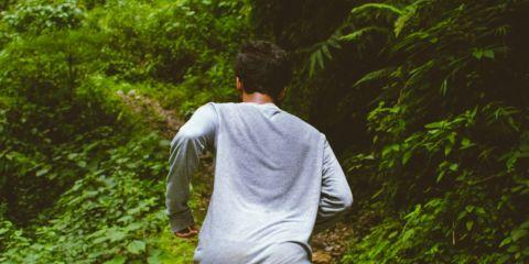 身上时不时地飘出异味,让你格外的尴尬吗?明明每天洗澡和擦香水为什么不能摆脱这股异味?是因为流太多汗导致的吗?今天就让本篇文章为你解答,让我们了解一下什么是狐臭吧!