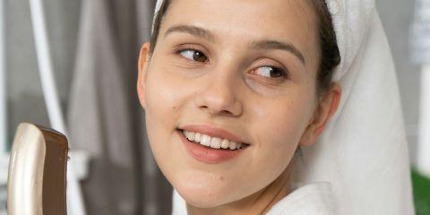 皮肤为人体最大的器官,也是人体对外的第一道防线,一般成人皮肤表面的面积约为1.6 平方公尺,总重量约人体的 16%,健康的皮肤可以反映出身体状况,更能有效阻挡外来的有害物质及伤害。