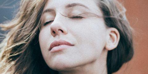 你也是那种戴眼镜总是撑不住,鼻子看起来塌塌的吗?想让五官更立体、轮廓更有神?那你一定要认识医美中的「隆鼻手术」!今天本篇文章会带你了解疗程原理,帮你打造理想鼻型~