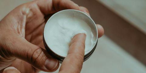 从青春期就开始认真保养,到现在每天还是习惯要涂个精华以及敷个面膜吗?但你开始使用之前有想过为什么要涂抹保养品吗?保养真的有抗老效果?今天就让本篇文章来为你解答一下吧!