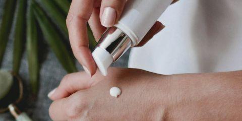 虽然磨砂膏、泥膜,甚至刷酸都能达到去角质的效果,但并不是每一种方式都适合每一种肤质。特别是如果你是敏感肌,贸然使用酸类产品,反而可能造成刺激与泛红。现在就跟着本篇文章,透过简单自我肤质检测,找出适合的去角质吧。