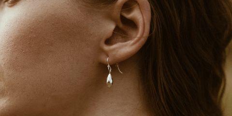 刚穿耳不久,却因轻微的红肿发炎感到有点无措吗?别担心,今天就让本篇文章陪你一起了解耳洞发炎的原因和舒缓的方式,让你轻松度过恢复期。