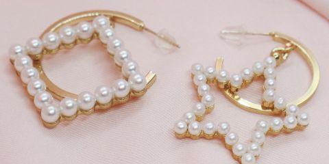 选耳环的时候,除了款式风格,材质的挑选也同样重要。若挑错材质,耳洞也可能会出现红肿或过敏反应。今天就让本篇文章来带你了解常见耳环的材质差异,帮助你挑选合适的耳环。