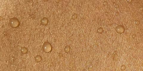 肌肤总是不断脱屑,擦了乳液却没什么改变?也许这是因为你的问题不只是干燥。现在就让本篇文章带你深入了解一下常见的脱屑类型吧。