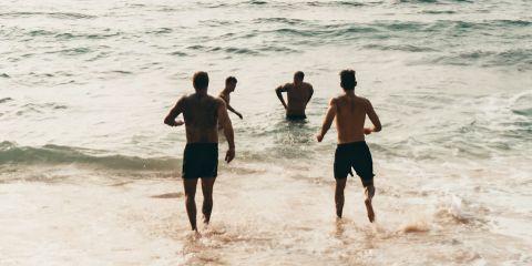 假期一到,满心期待地前往水上乐园、温泉或泳池放松身心,却没想到几天后出现小红疹吗?别担心,这是常见的水上活动后的肌肤问题:「热水浴毛囊炎」。现在就让本篇文章来带你认识什么是热水浴毛囊炎吧。