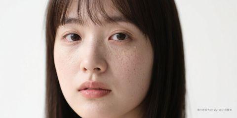 许多人为了改善出油或干燥问题,尝试各种护肤方法,但若观念不正确,往往会让油水平衡更加失调,甚至引发粉刺、痘痘或敏感。以下三大常见错误保养习惯,正是导致皮肤状态越来越差的关键。