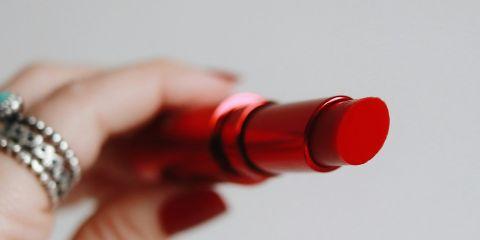 唇彩百百种，你还在一味跟风流行色吗？选错唇色不只容易显黑，还可能让整体妆容失色。今天就让本篇文章教你如何挑出专属的命定唇色，同时传授让口红持久不脱的小秘诀，让你唇妆不失手、气色满分。